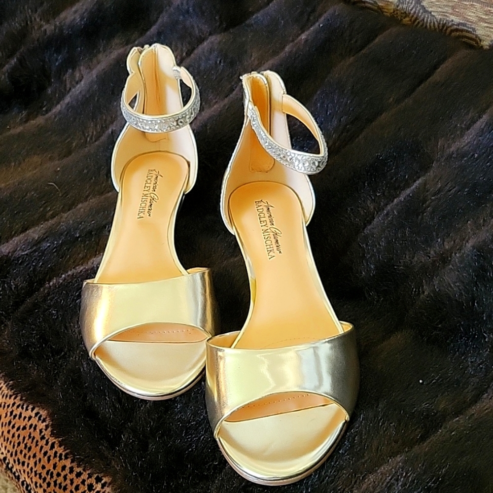 💥💥💥Final Price💥💥💥New Badgley Mischka Gold wedge sandals $15